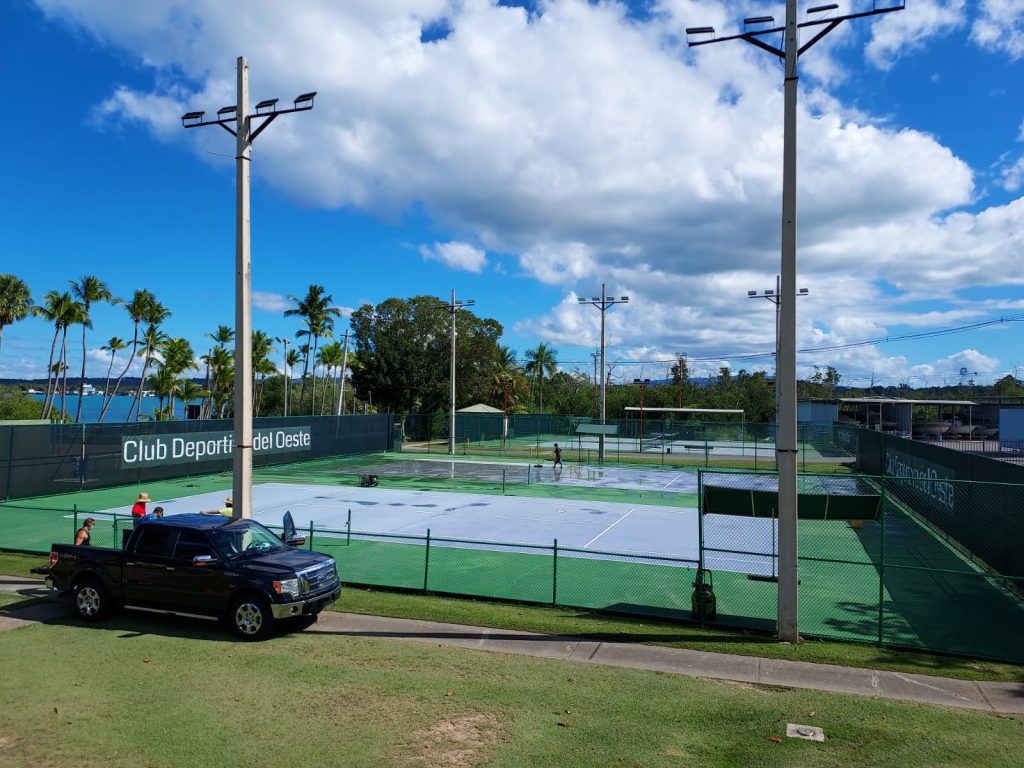 Reparación en las canchas de Tenis del Deportivo